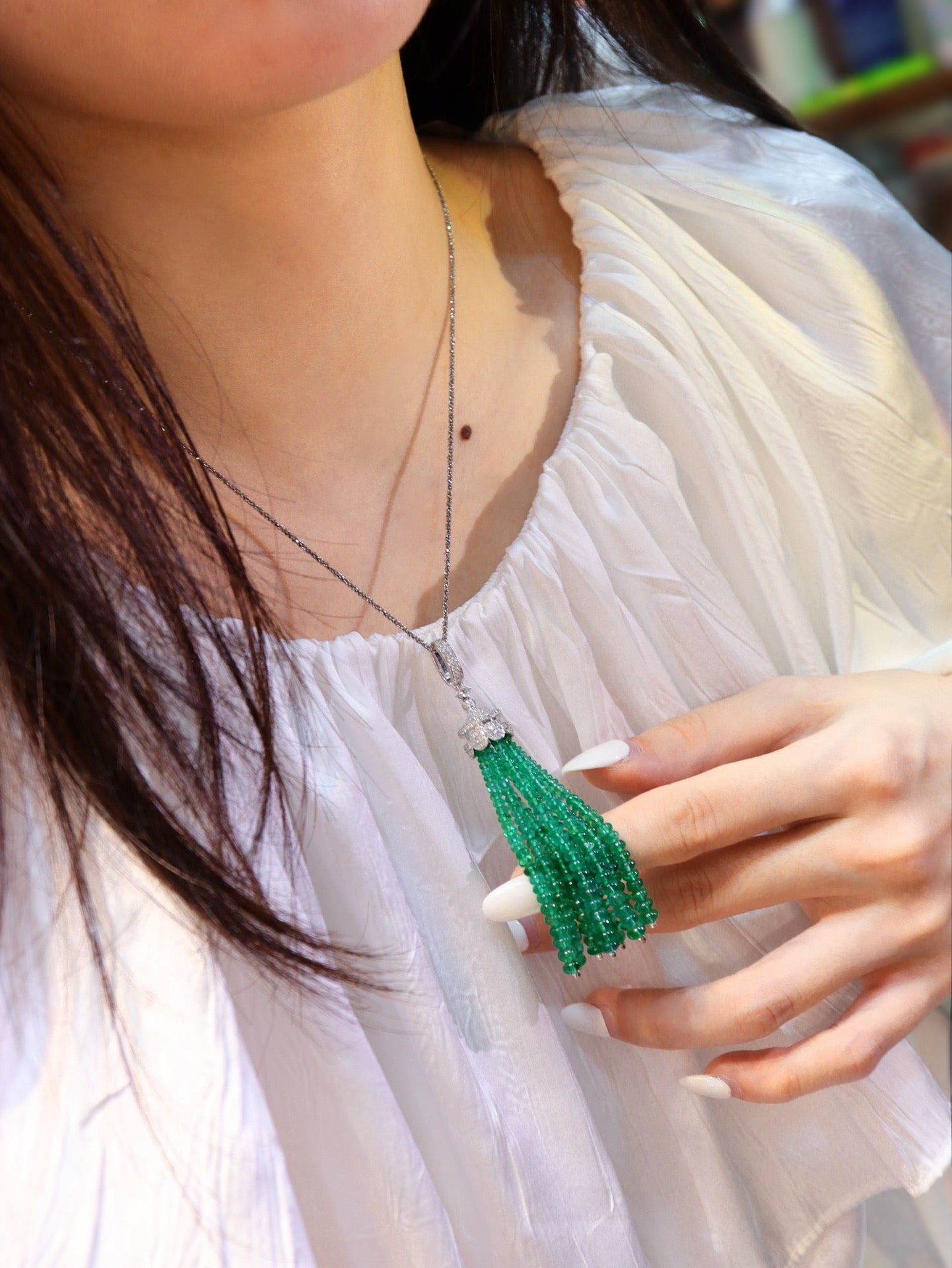 Emerald Green Bead Pendant Jewelry - Elegant and Versatile Choice