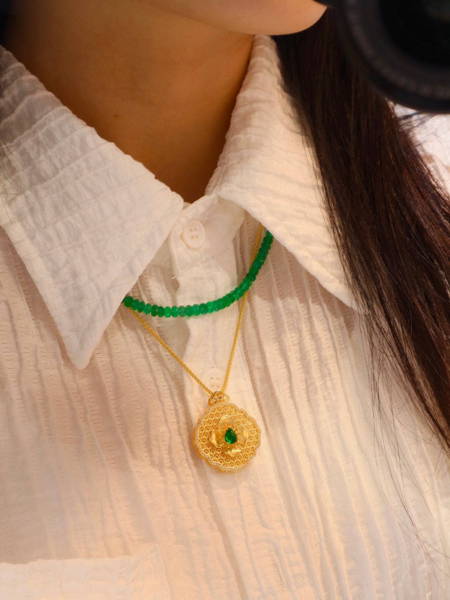 Ruyi Filigree Pendant with Emerald Gemstone - Exquisite Jewelry Craftsmanship