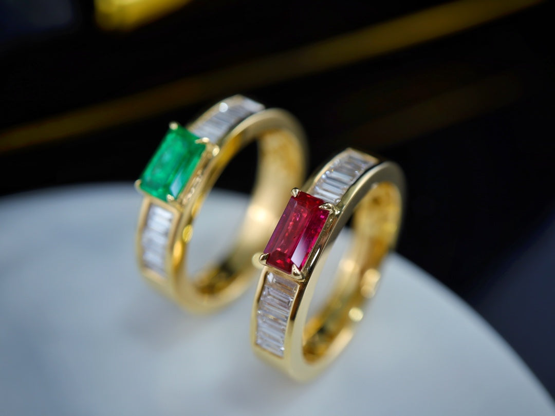 Bague rubis-émeraude exquise en diamant T : un chef-d'œuvre de joaillerie