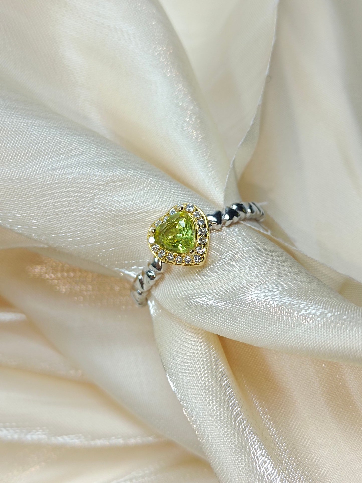 Elegant S925 Silver Embedded Heart-Shaped Peridot Ring - Fashion Jewelry