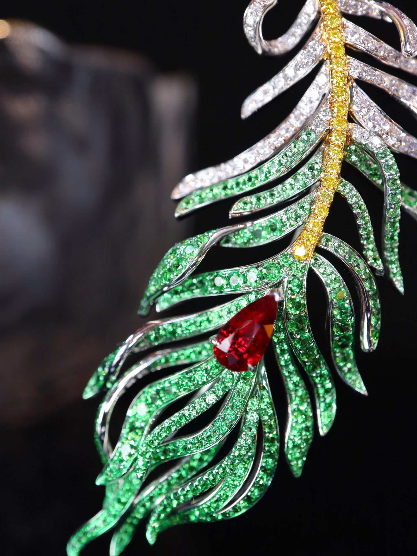 Exquisite Feather Brooch: Elevate Your Ensemble with a Touch of Elegance