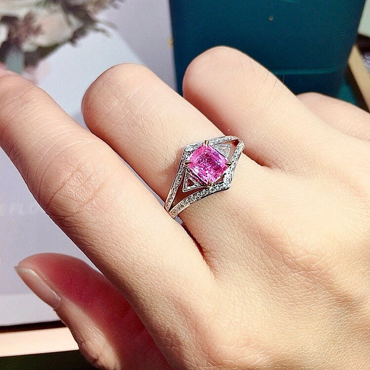 Elegant tidlöshet: Ouppvärmd Padparadscha-ring i 18K guldsmycken