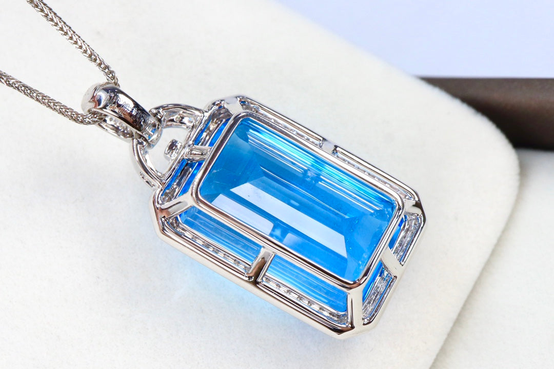 Exquisite 18K Gold and Diamond Natural Swiss Blue Topaz Pendant Jewelry