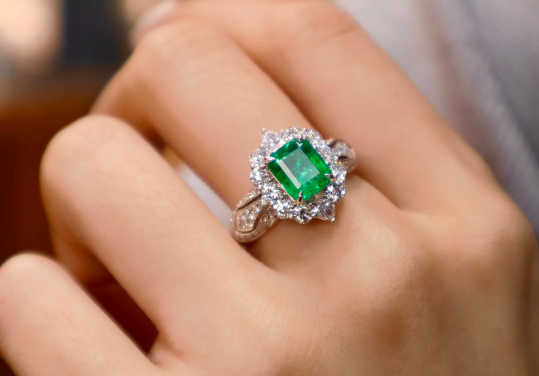 Emerald Ring Jewelry - High-Quality Vivid Green Glassy Masterpiece