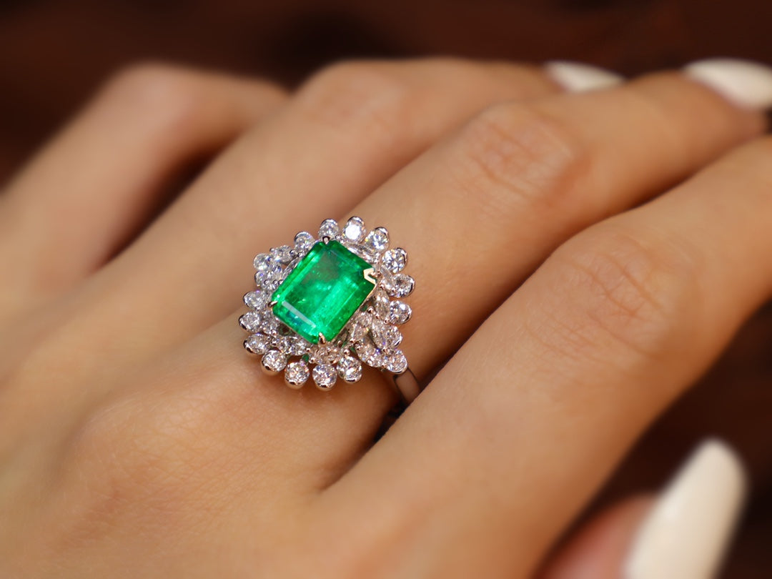 Emerald Ring Splendor - Luxurious Jewelry Piece