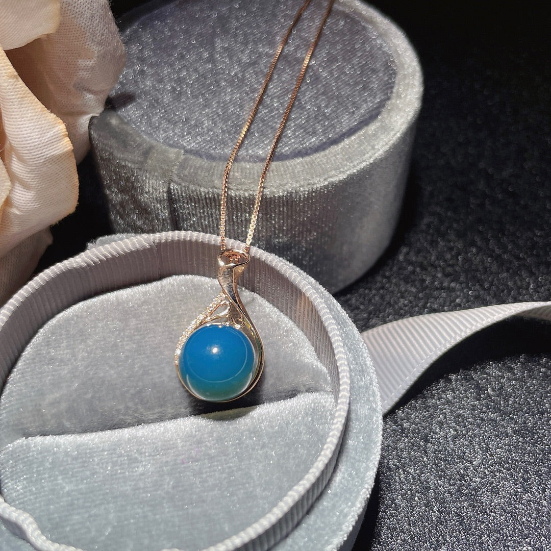 Anhänger aus 18-karätigem Gold mit eingebettetem dominikanischen blauen Bernstein – Schmuck „Sei jederzeit ein fröhliches Mädchen“.