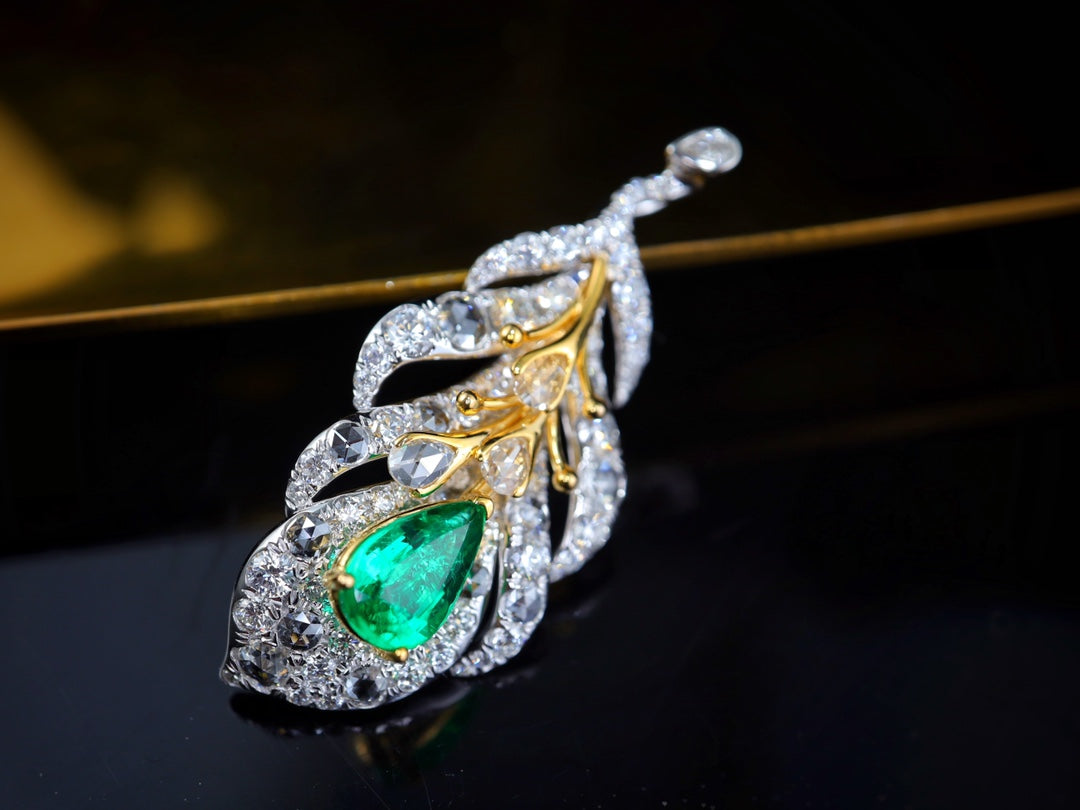 Exquisite Emerald Pendant Jewelry with Intricate Feather Design