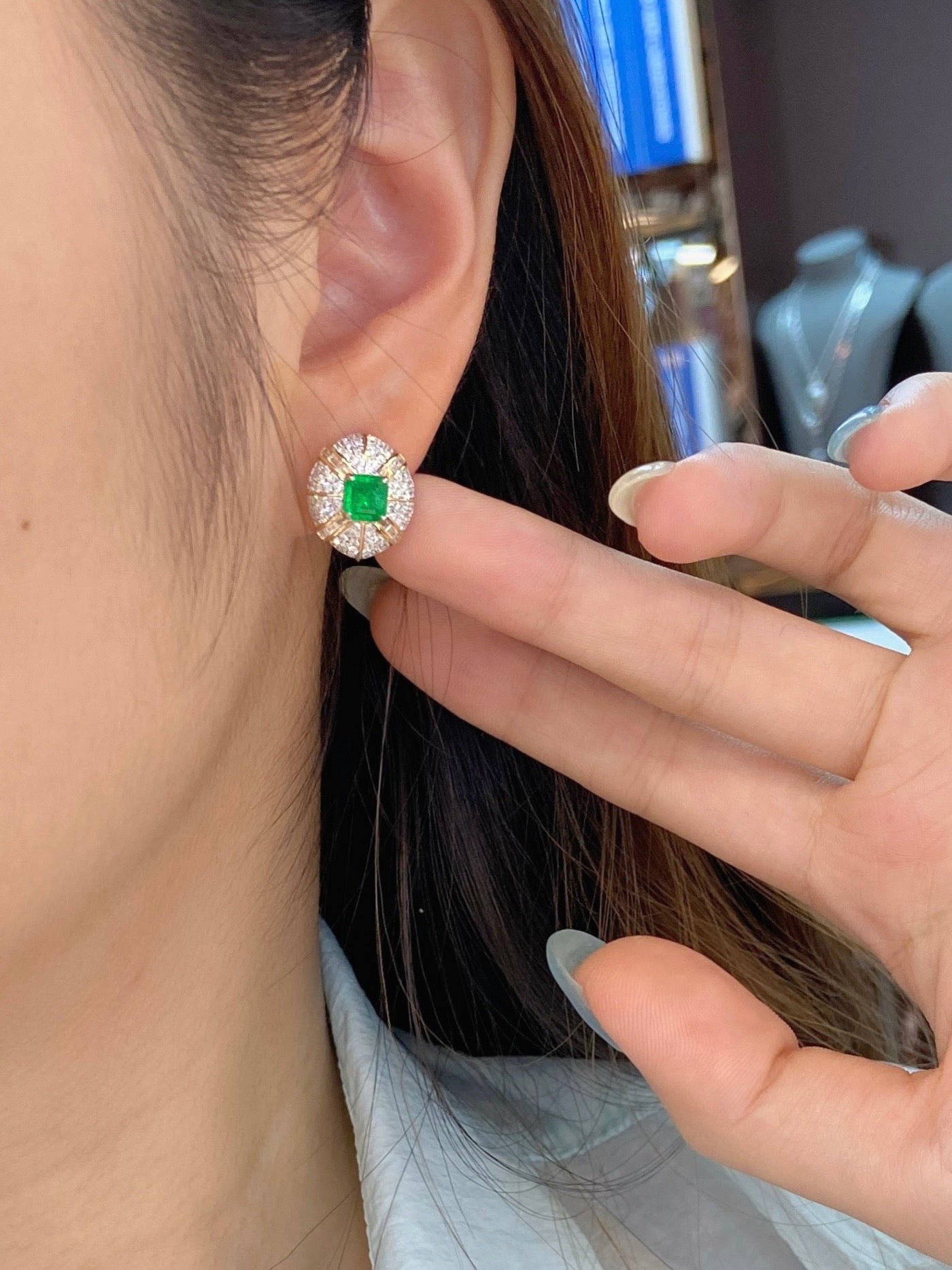 Subang Panjshir Emerald Stud: Sekeping Barang Kemas Mewah dan Halus