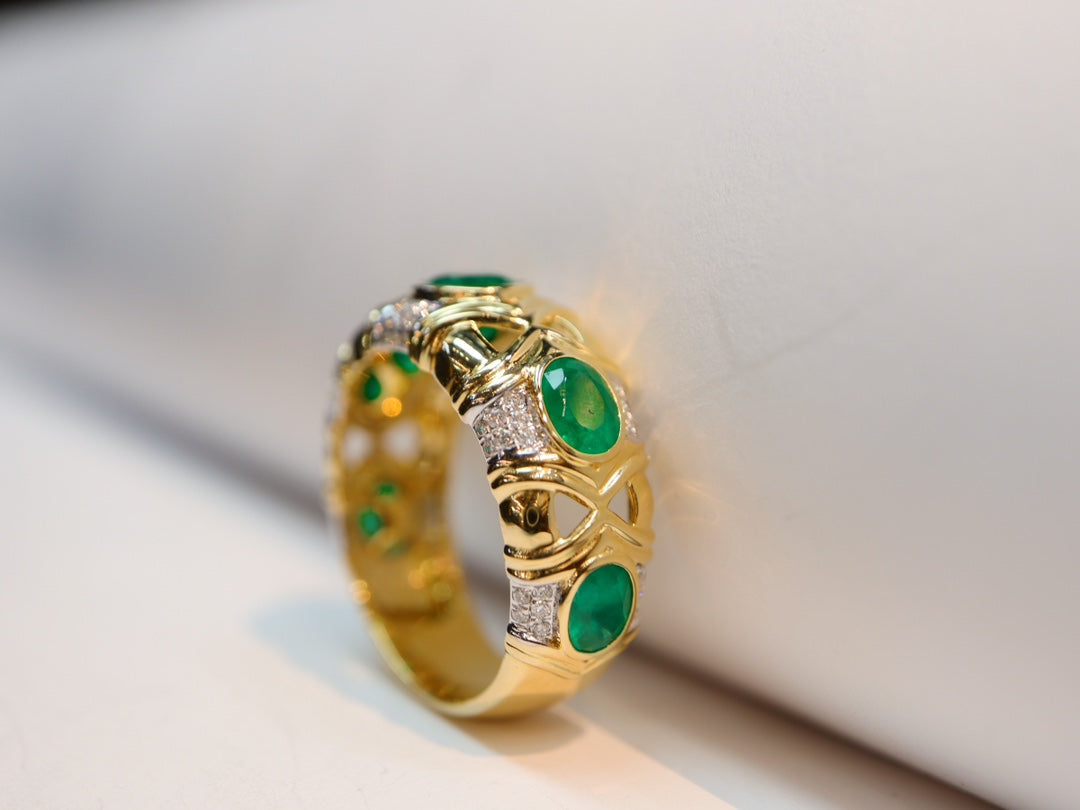 Vintage-Inspired Emerald Stackable Ring with Guild Certificate