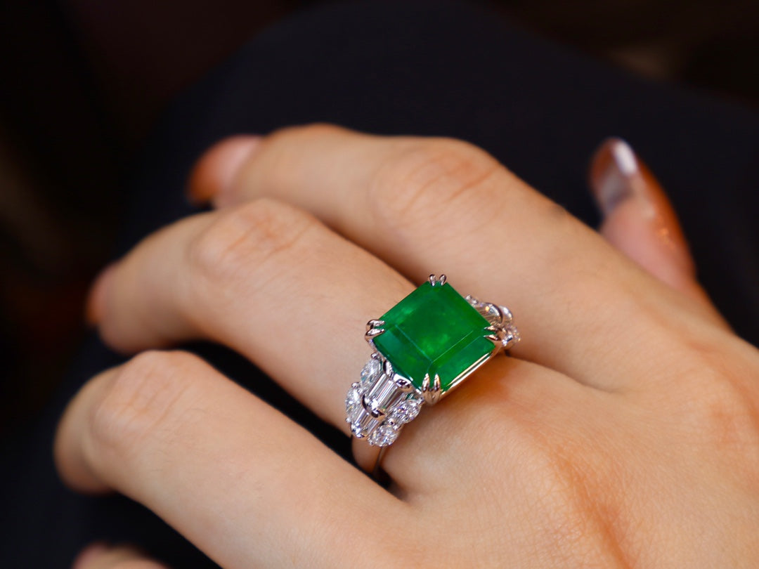 Emerald Ring - Vivid Green Classic Jewelry Piece