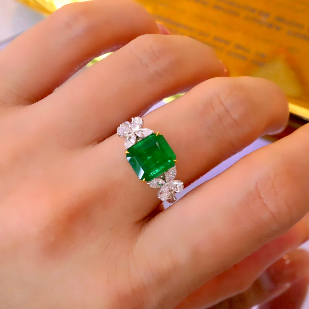 Elegant and Understated Natural Emerald Ring in 18K Gold with Diamonds - Fine Jewelry