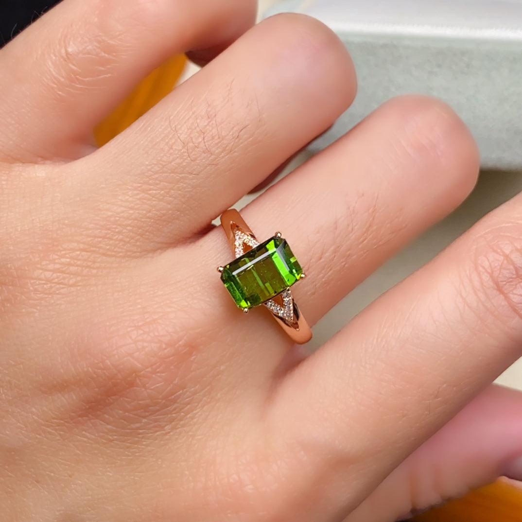 Exquisite Green Peridot Ring - A Must-Have Jewelry Piece