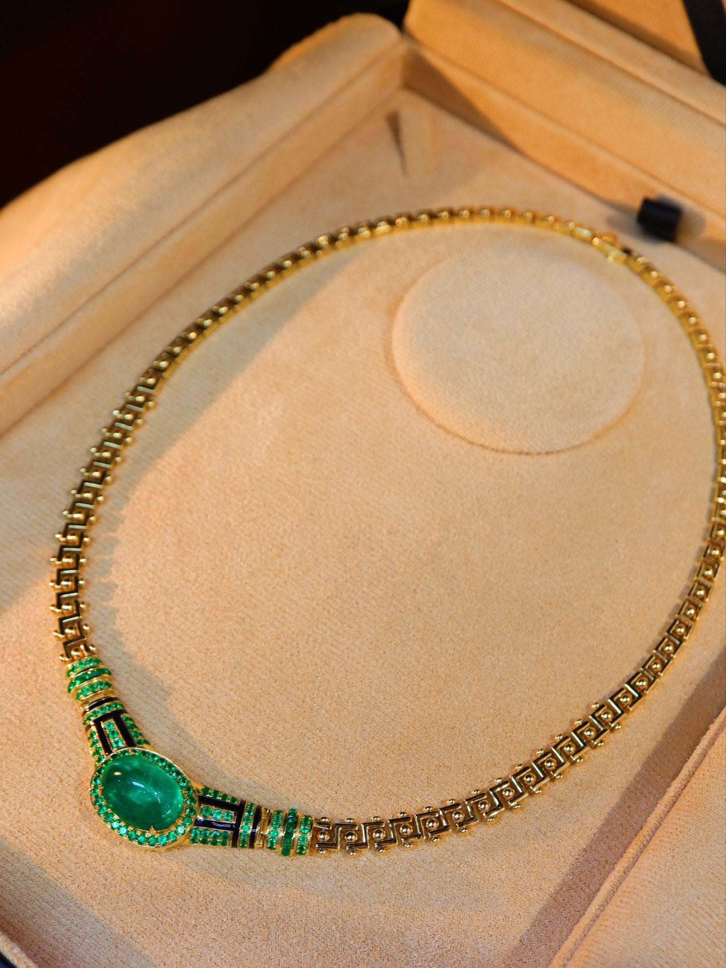 Vintage Modern Retro Design Emerald Necklace - A Jewelry Gem