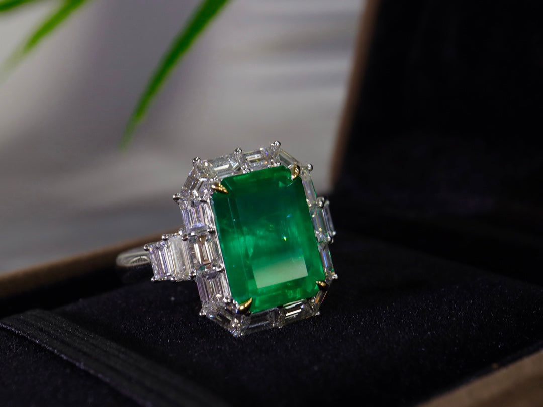 Vivid Green Emerald Ring - A Luxurious Jewelry Piece