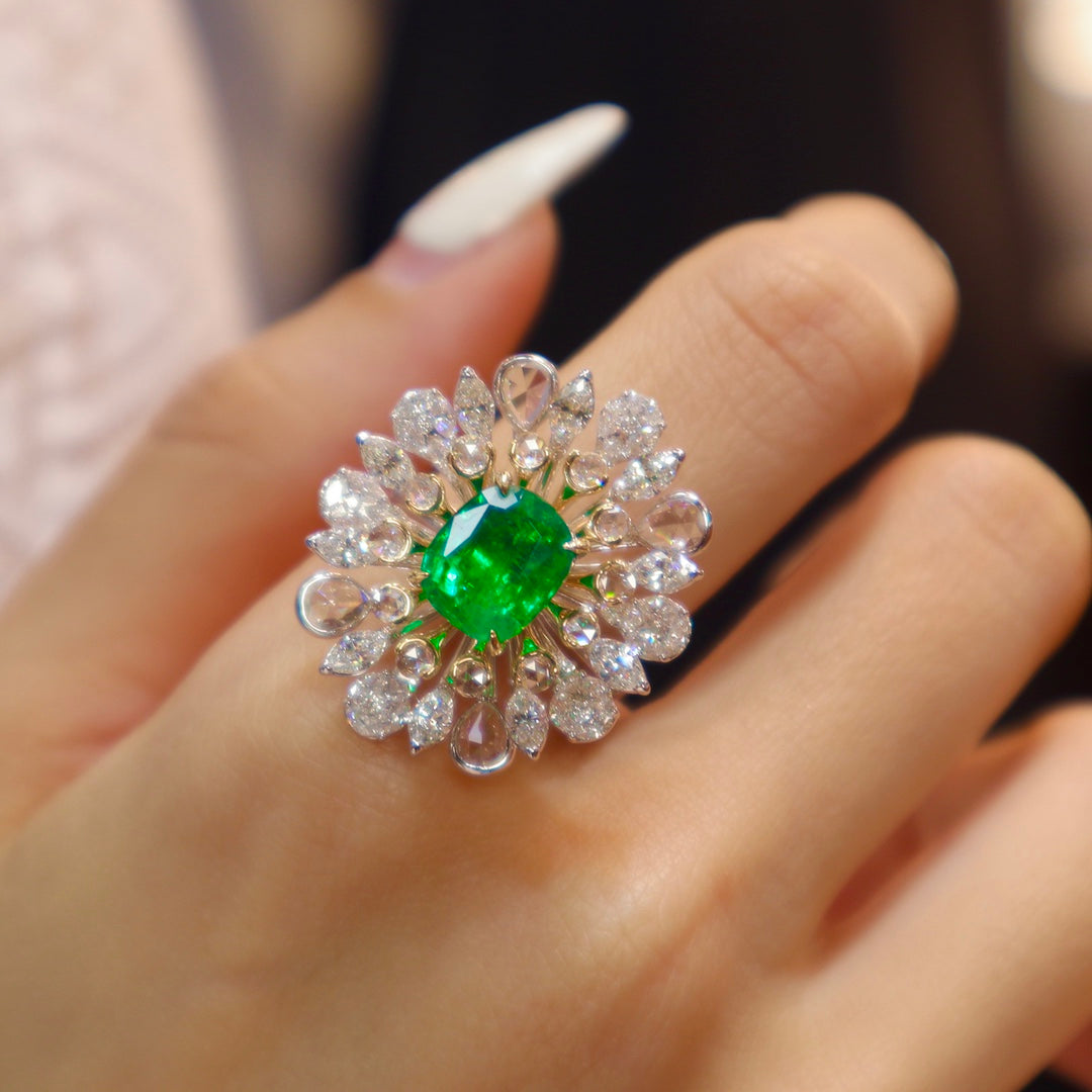 Emerald Ring - Exquisite Flower Design Jewelry