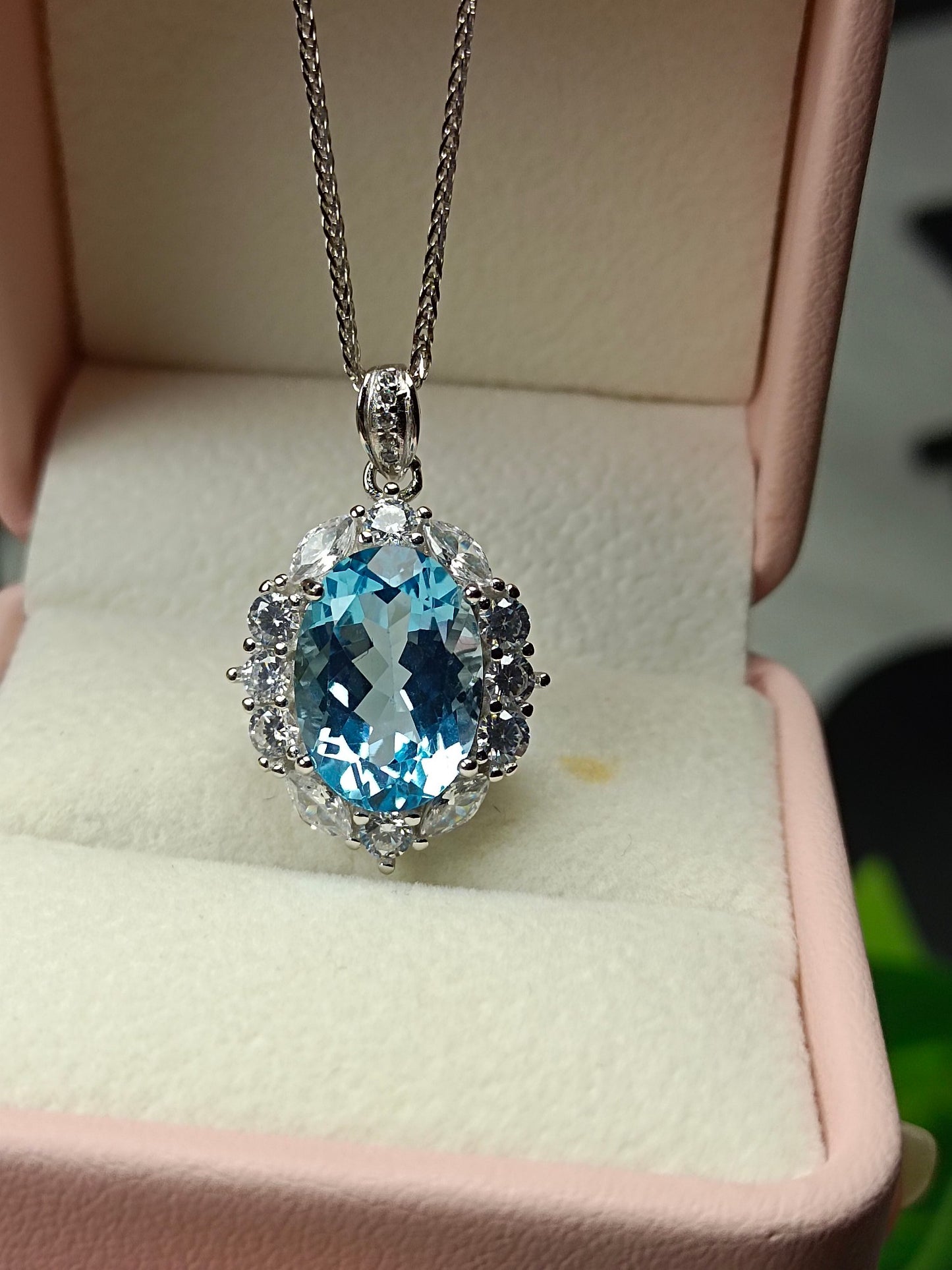 Luxurious Natural Topaz Pendant Jewelry - A Dazzling Display of Elegance