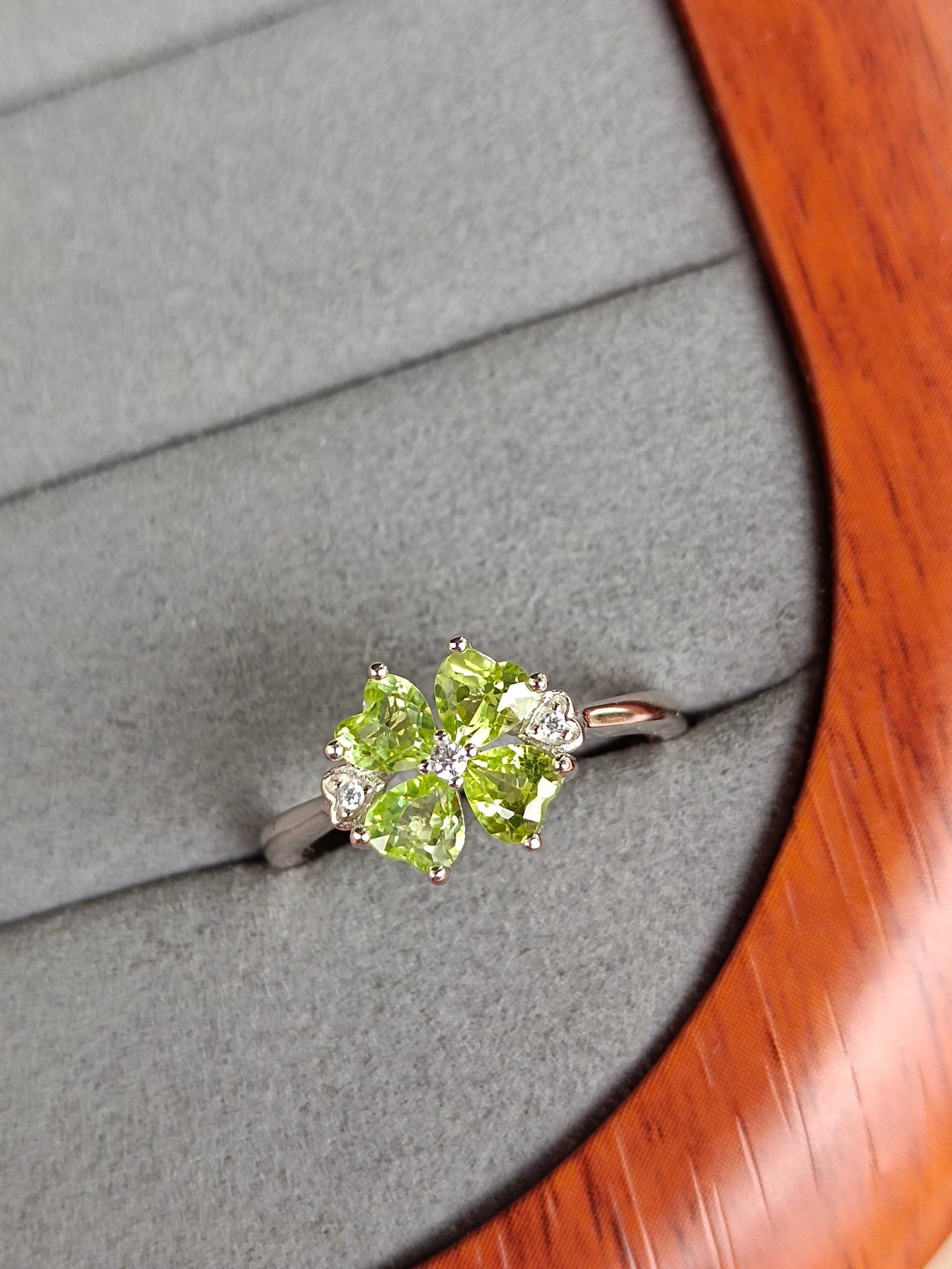 Anello quadrifoglio con peridoto infuocato: simbolo di fortuna e bellezza