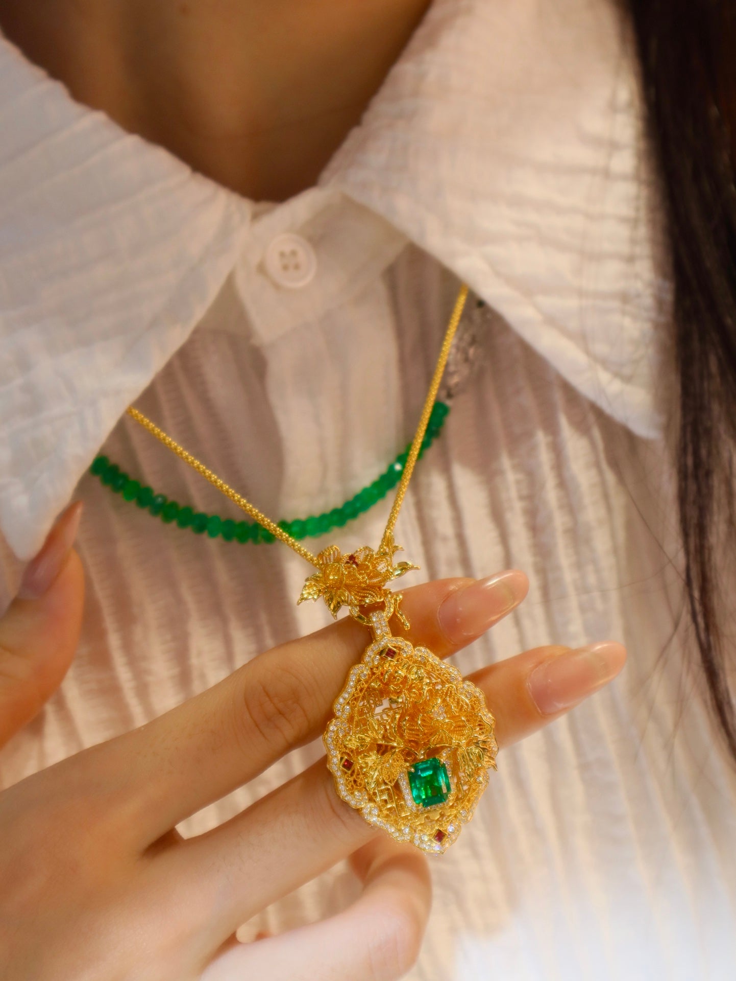 Elegant Chinese-Style Jewelry: Emerald Pendant with Intricate Craftsmanship