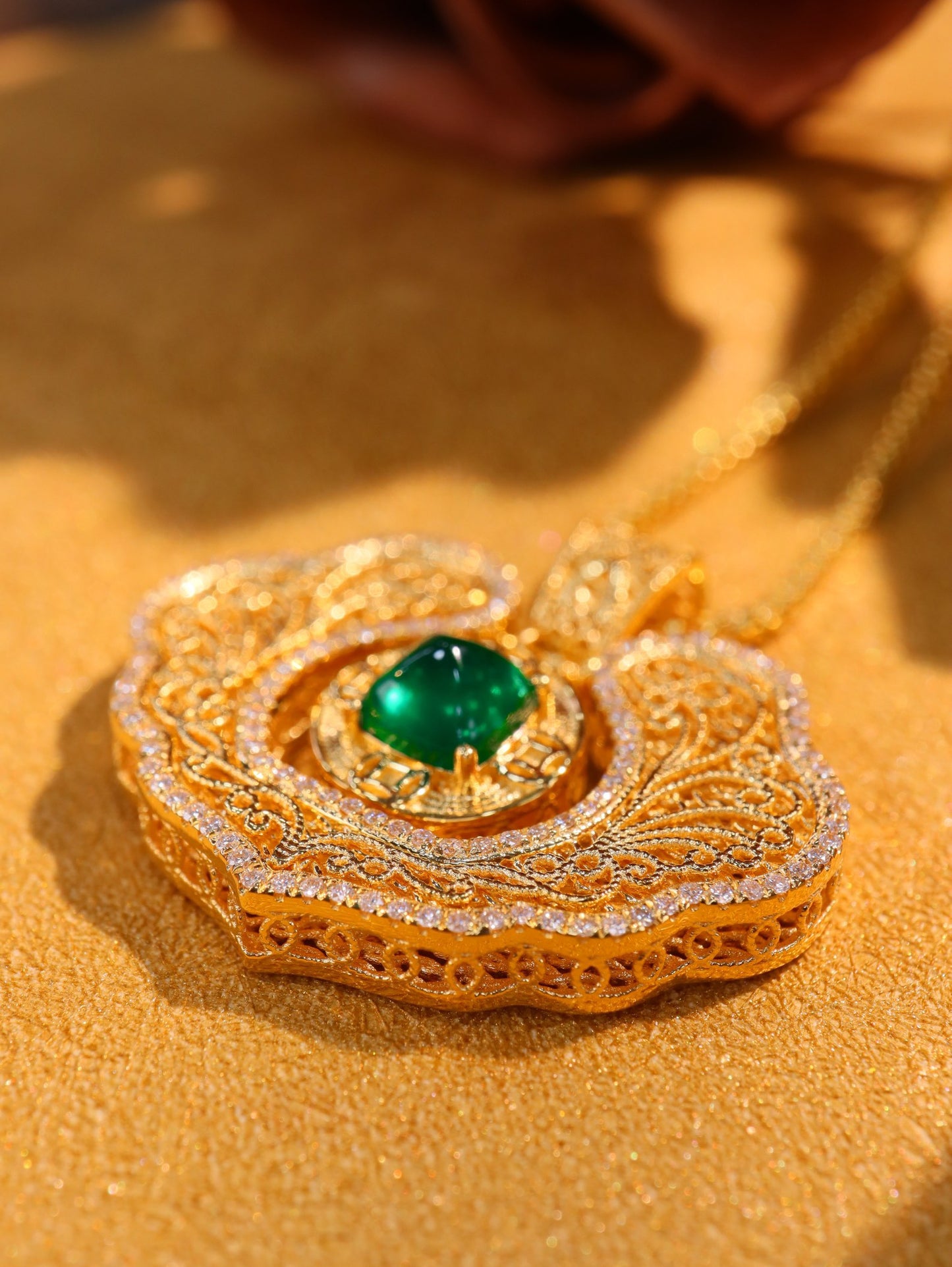 Elegant Ruyi Padlock Pendant - Emerald Jewelry