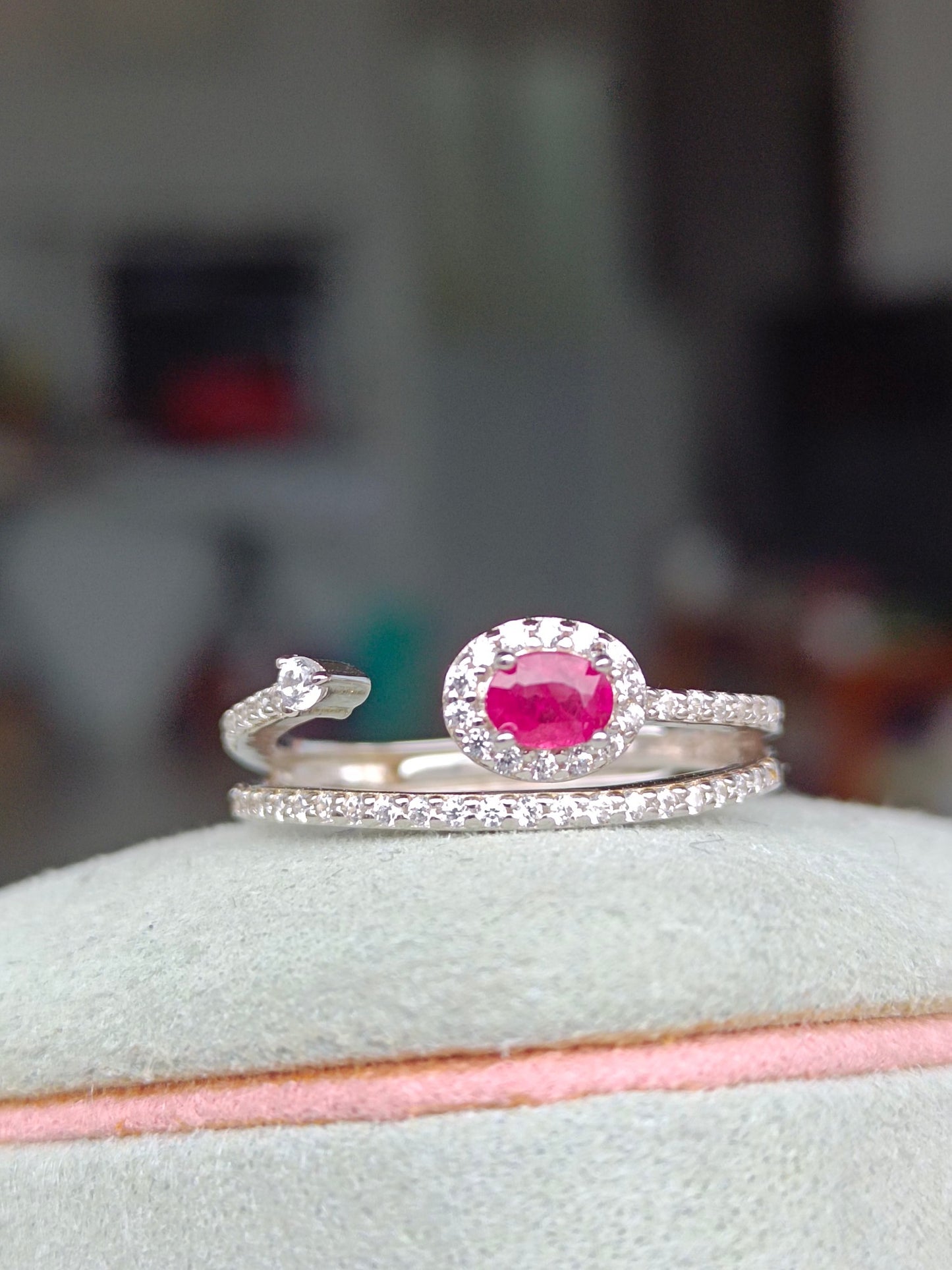 Cincin Ruby - Keanggunan yang Memikat dalam Barang Kemas