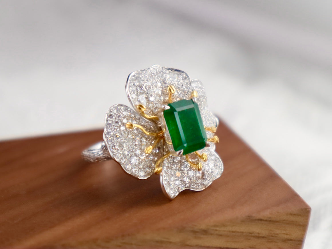 Emerald Green Dual-Purpose Jewelry: Pendant/Ring with Exquisite Craftsmanship