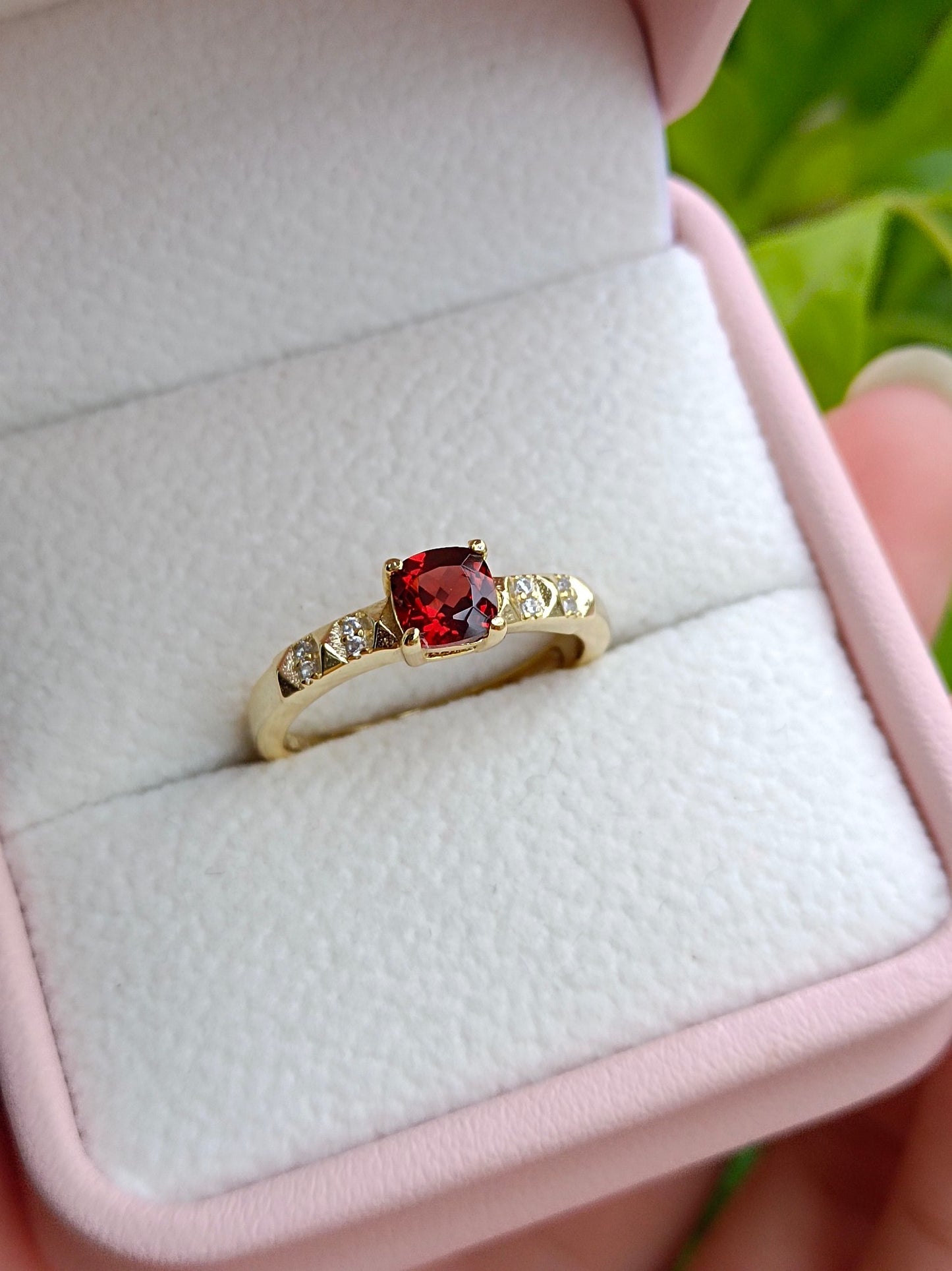 Cincin Batu Garnet Alam - Perhiasan Unik dan Elegan