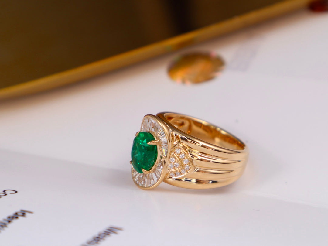 Emerald Green Jewelry Marvel: A Grandeur Ring for the Bold