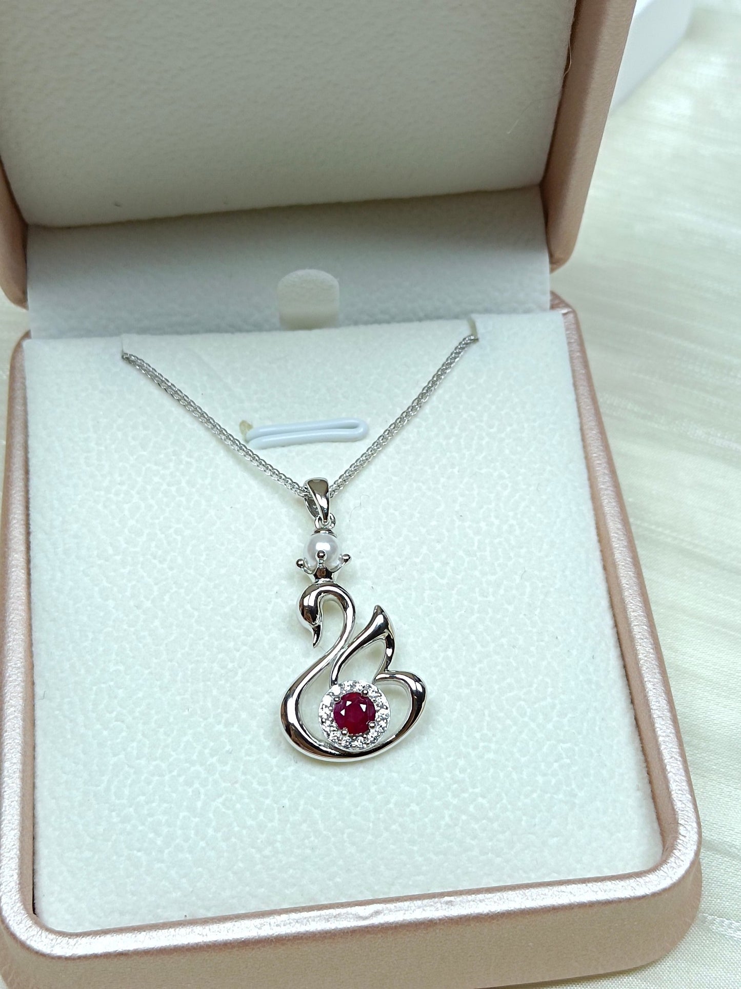 Elegante ciondolo a forma di cigno in argento sterling S925 con decorazioni di rubini - Gioielleria raffinata