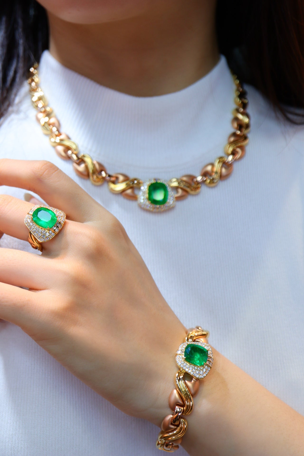 Emerald smyckesset: Vintage modern design, 18K guld och diamantaccenter