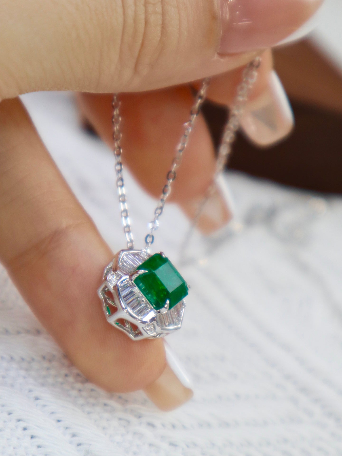 Emerald Pendant Necklace - A Timeless Jewelry Piece