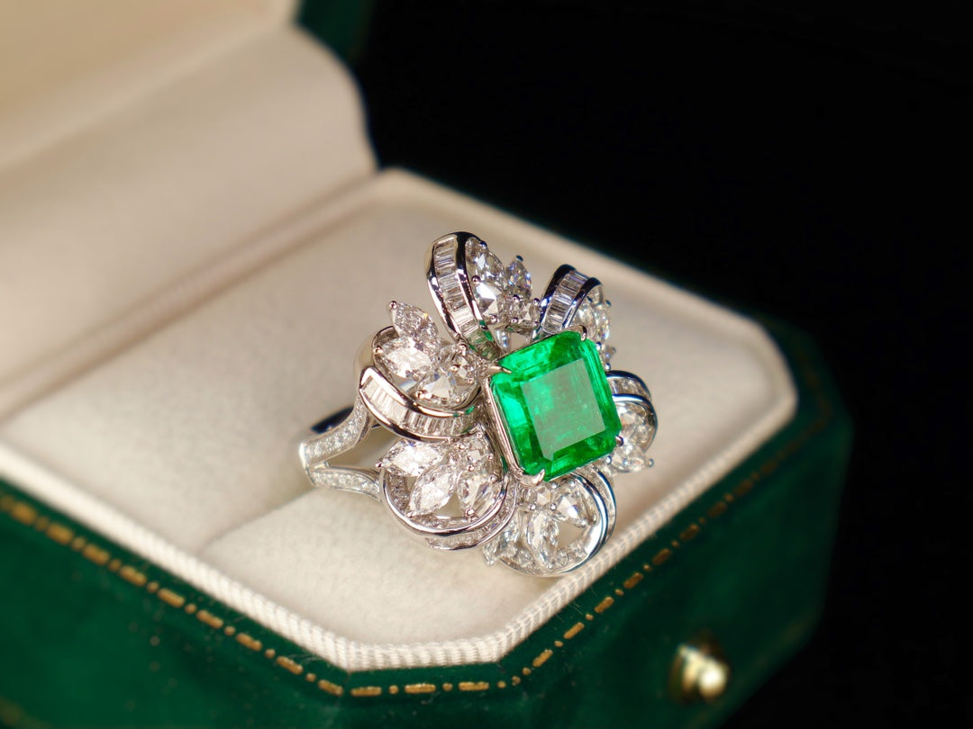 Emerald Ring with Advanced Flower Design - Premium Jewelry Collection