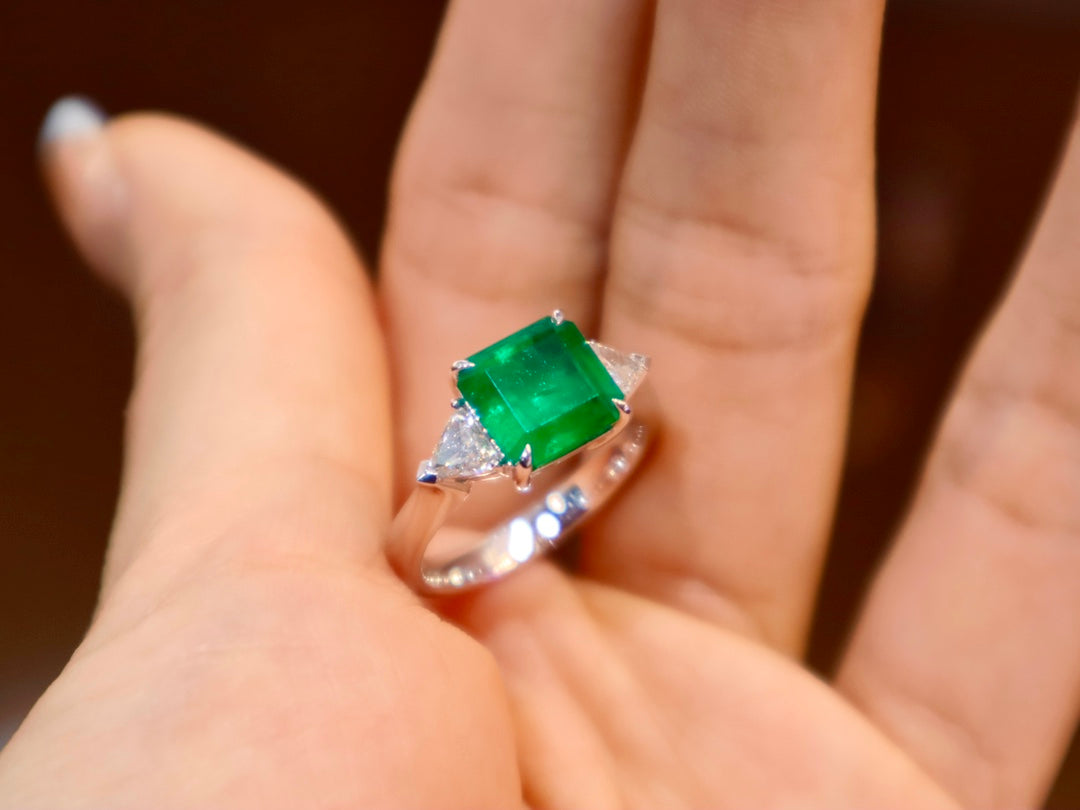 Smaragdgroene ringsieraden - Klassiek driestenen ontwerp met levendige groene tint