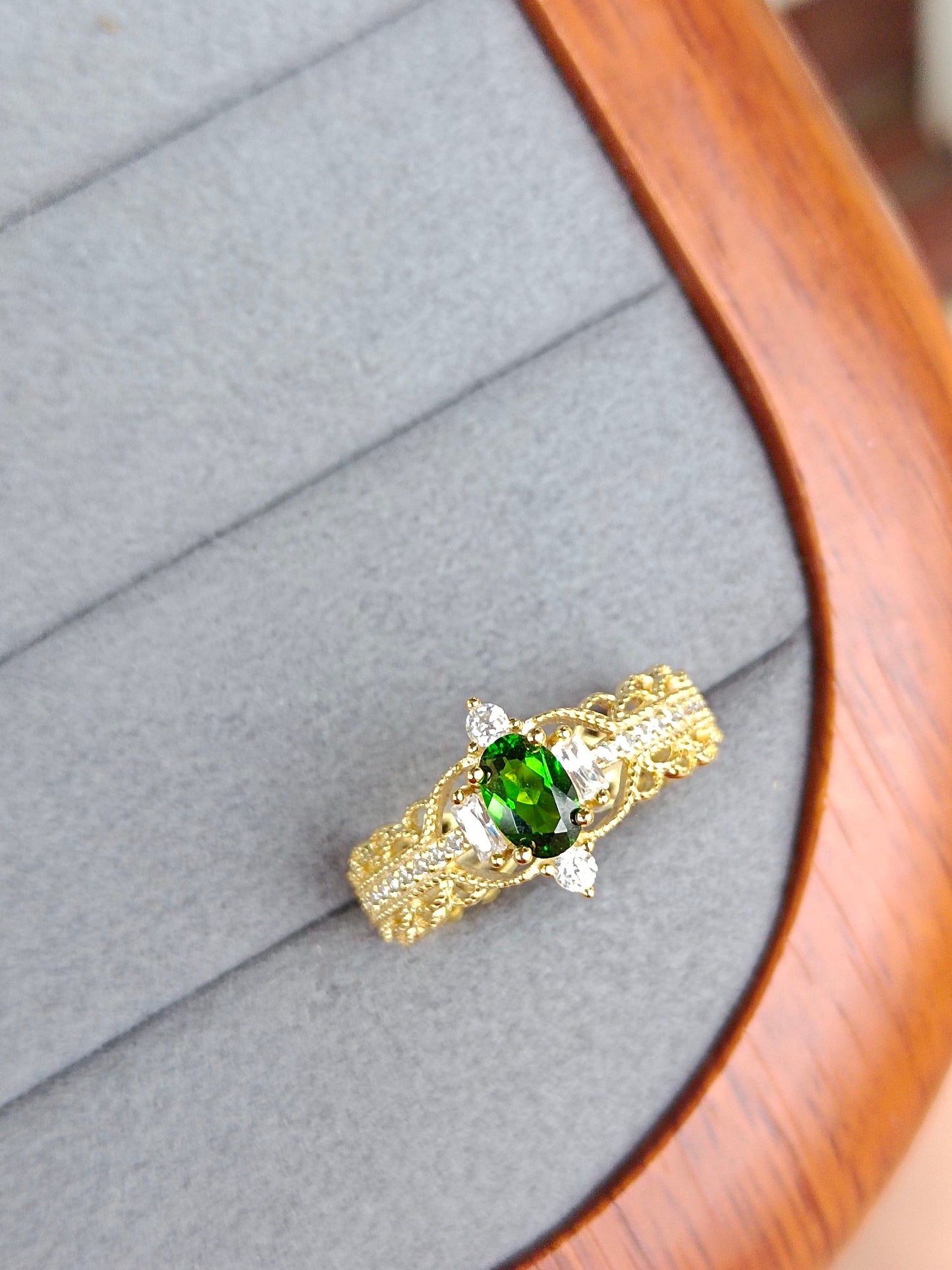 Cincin Diopside Unik dengan Gaya Lace Court - Barang Kemas Elegan