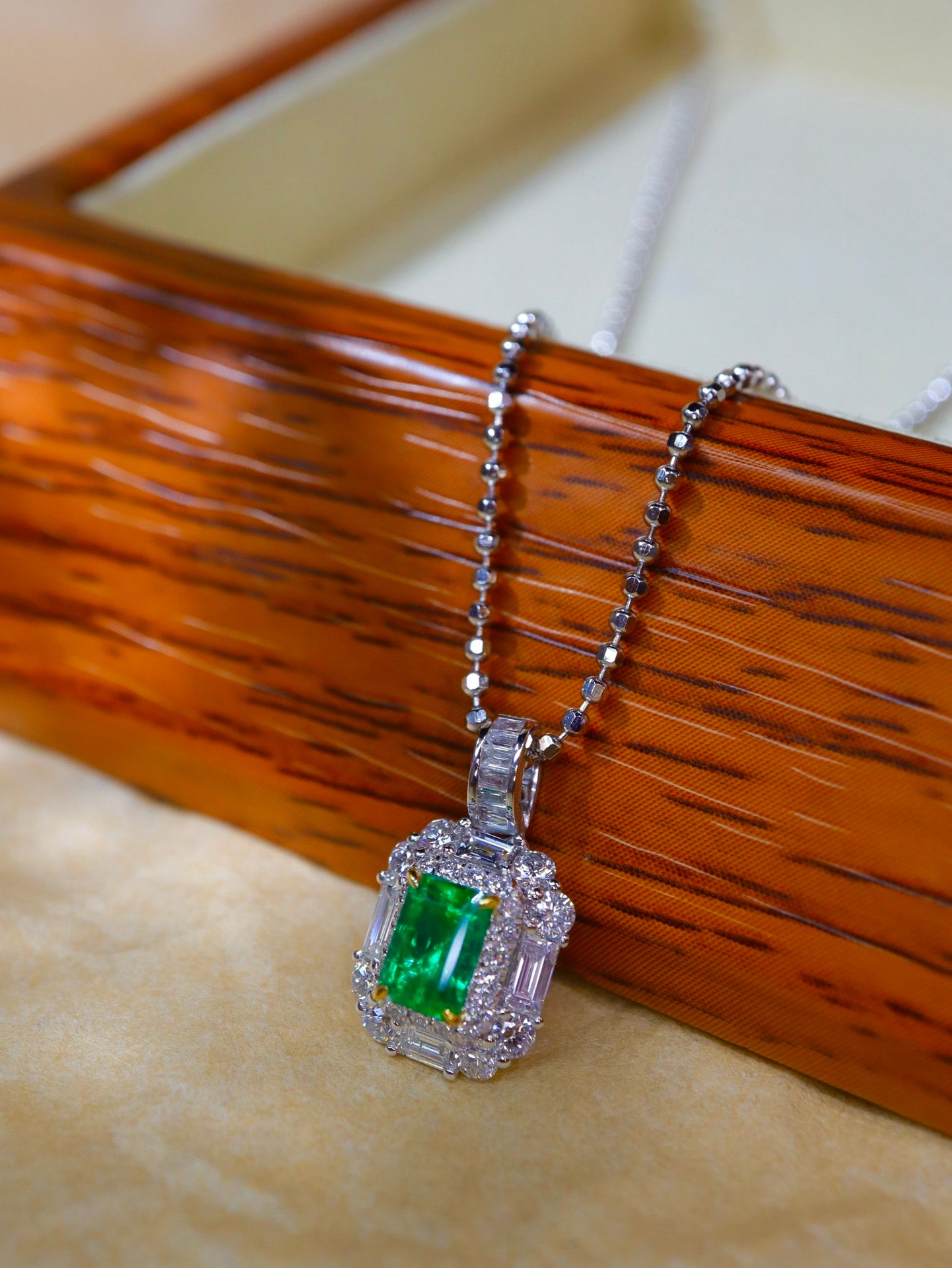 Afghan Panjshir Emerald Pendant Jewelry - A Mesmerizing Gem!