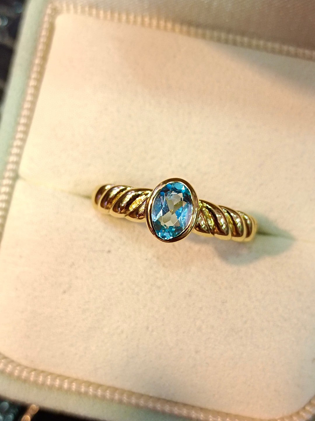 Natural Vintage Topaz Ring - Exquisite Jewelry for Elegant Taste