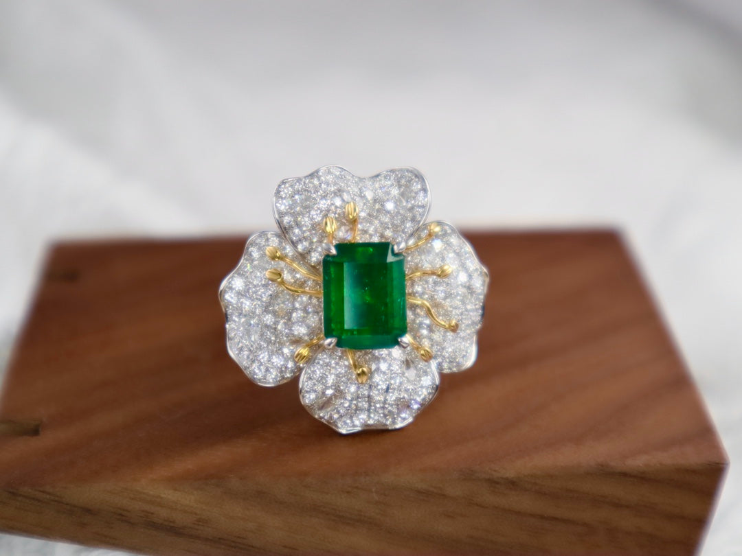 Emerald Green Dual-Use Jewelry: Pendant/Ring with High-Quality Gemstone