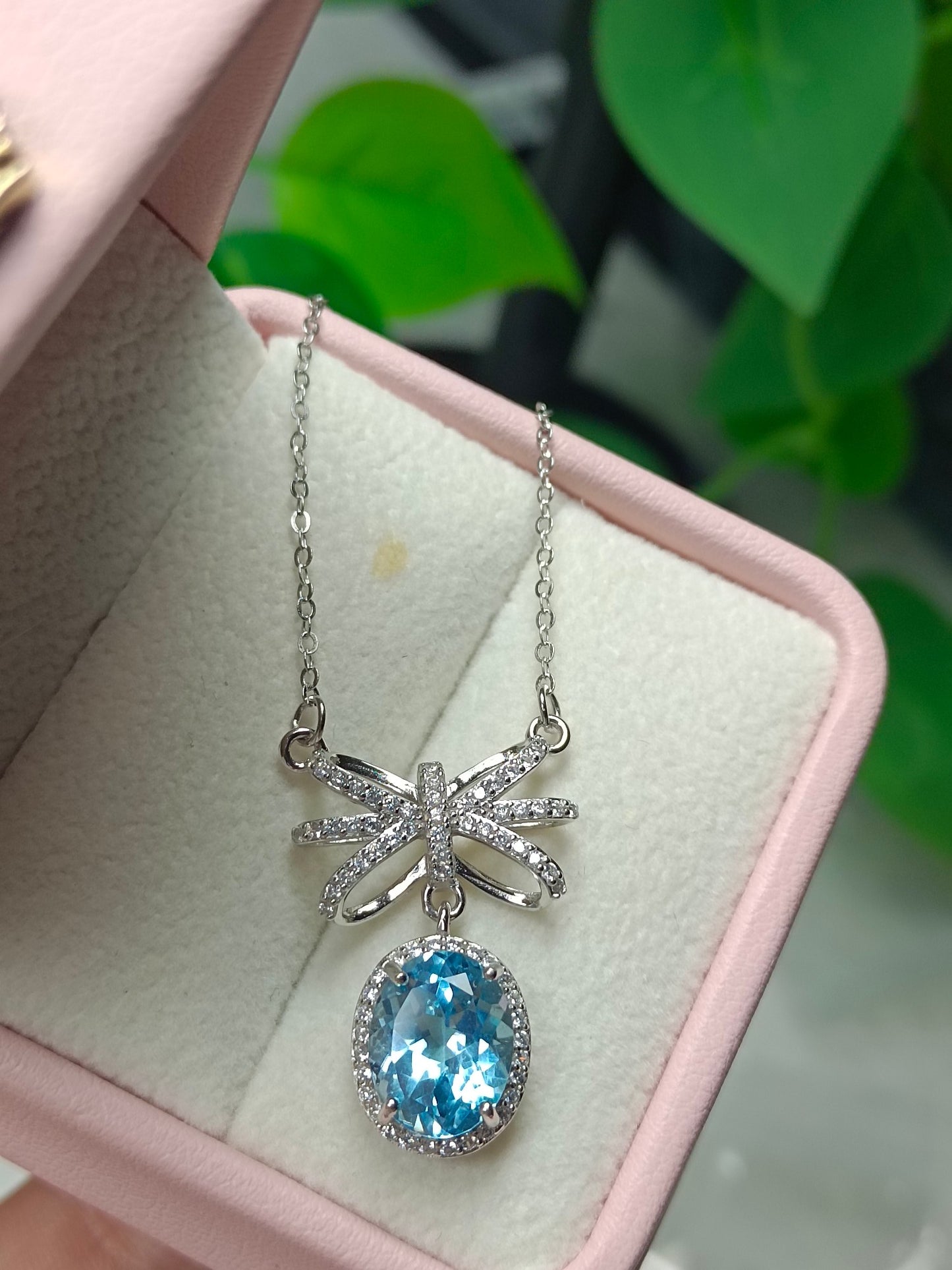 Natural Topaz Bowknot -kaulakoru – ainutlaatuisia koruja nuorekkaalle hengelle