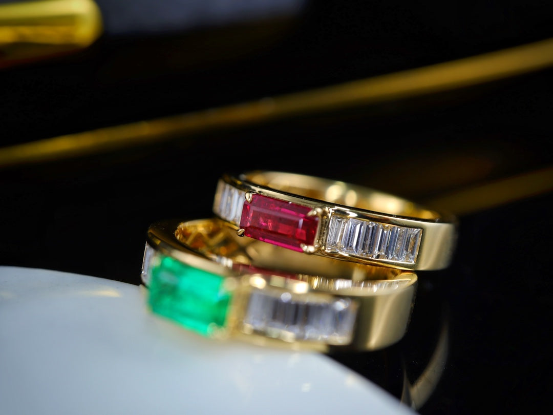 Bague rubis-émeraude exquise en diamant T : un chef-d'œuvre de joaillerie