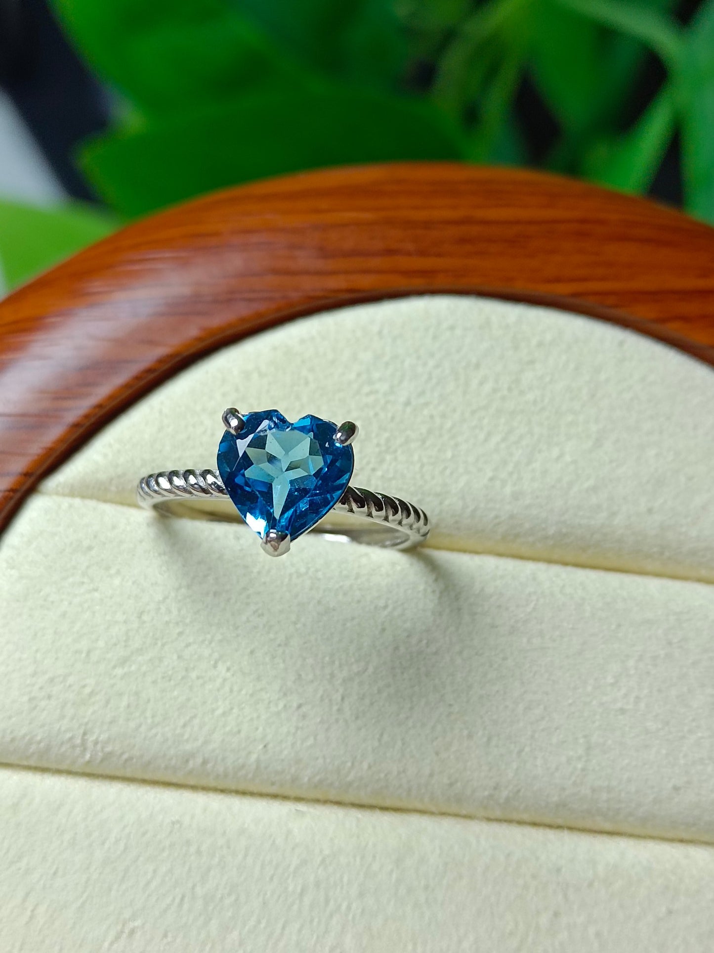 Mystic Blue Topaz -sydänsormus - korkealaatuiset sveitsiläiset korut