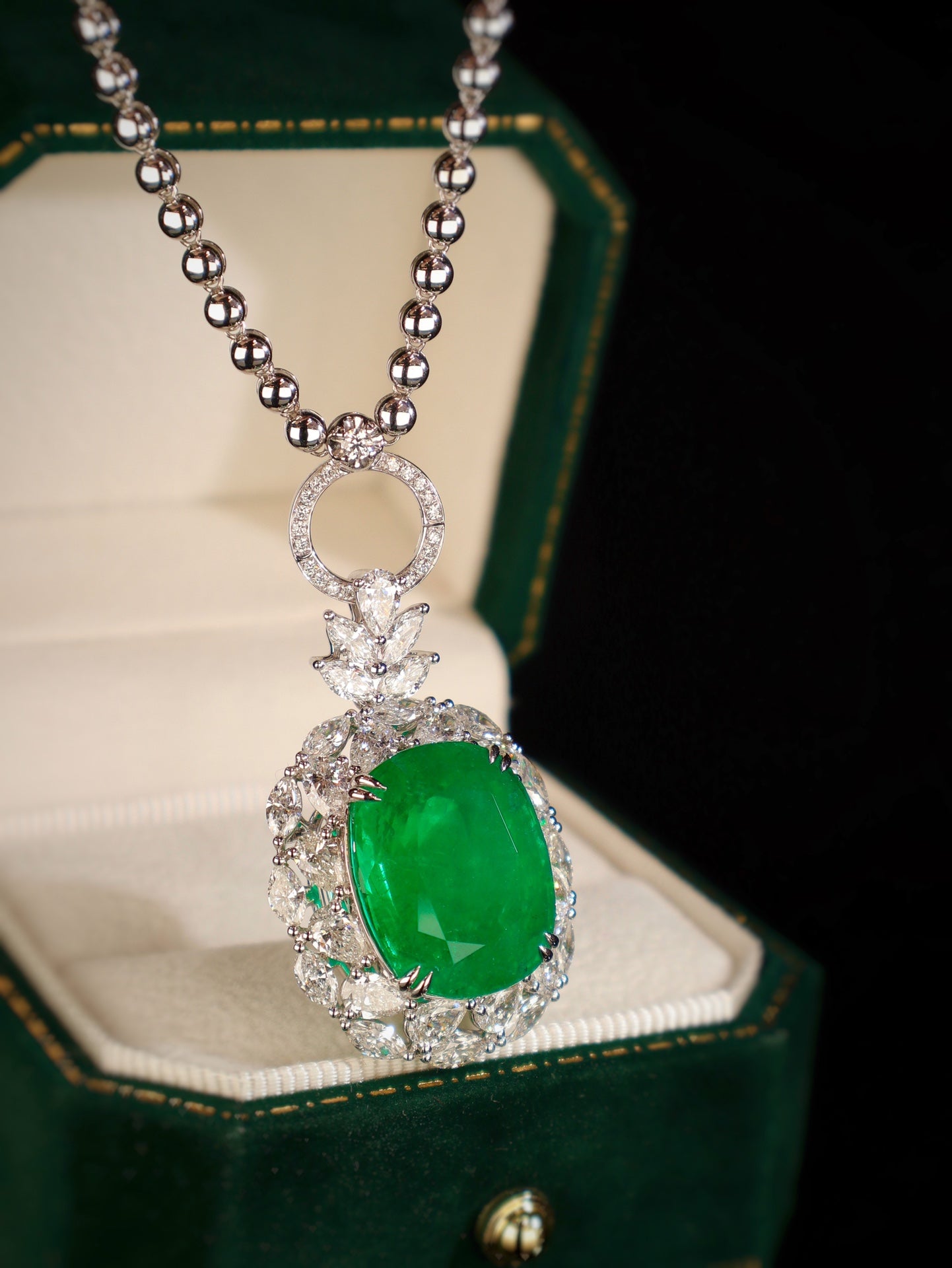 Emerald Pendant Jewelry - Luxurious and Magnificent Choice