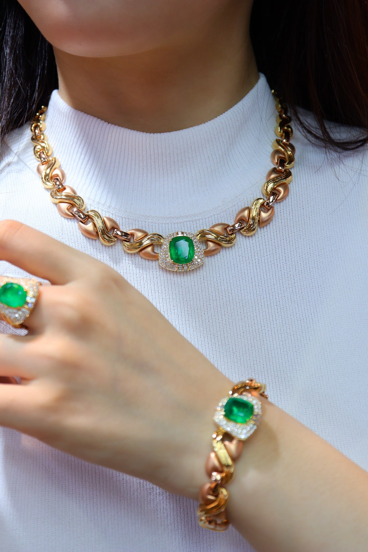 Emerald smyckesset: Vintage modern design, 18K guld och diamantaccenter