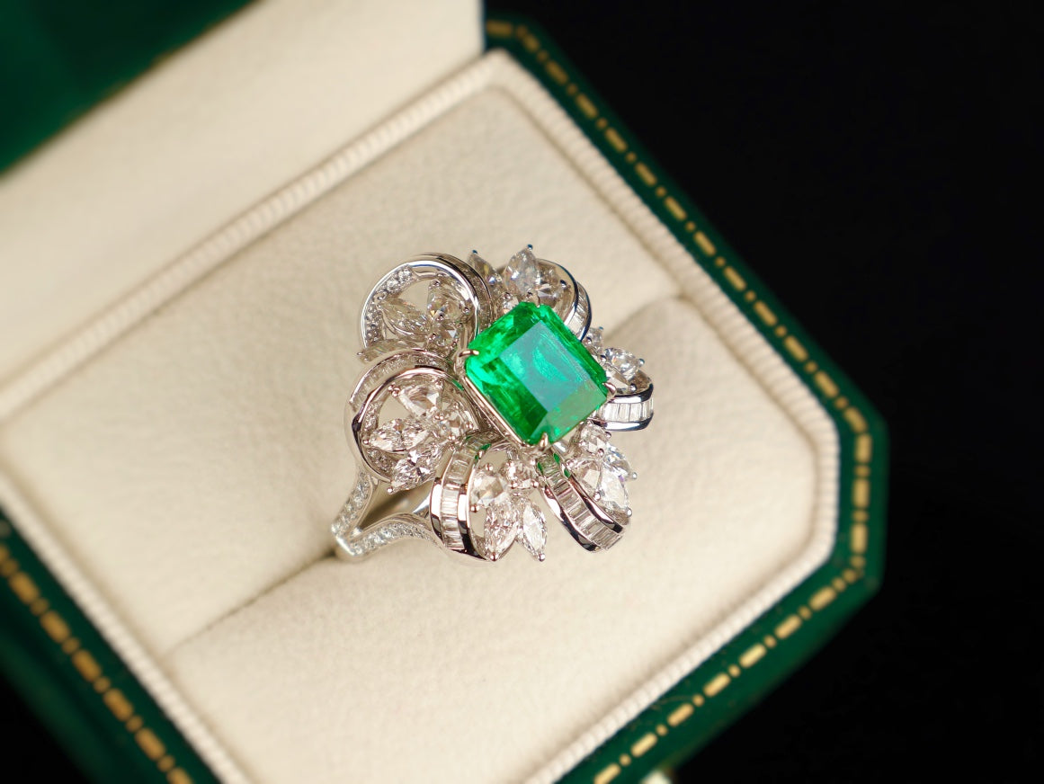 Emerald Ring with Advanced Flower Design - Premium Jewelry Collection