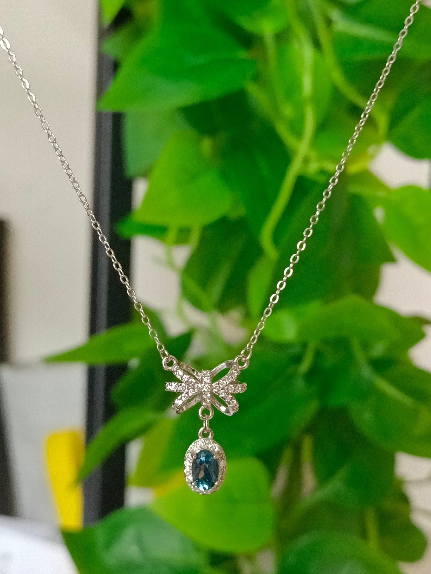 Collana con pendente a fiocco con topazio blu London - Gioielli minimalisti ed eleganti