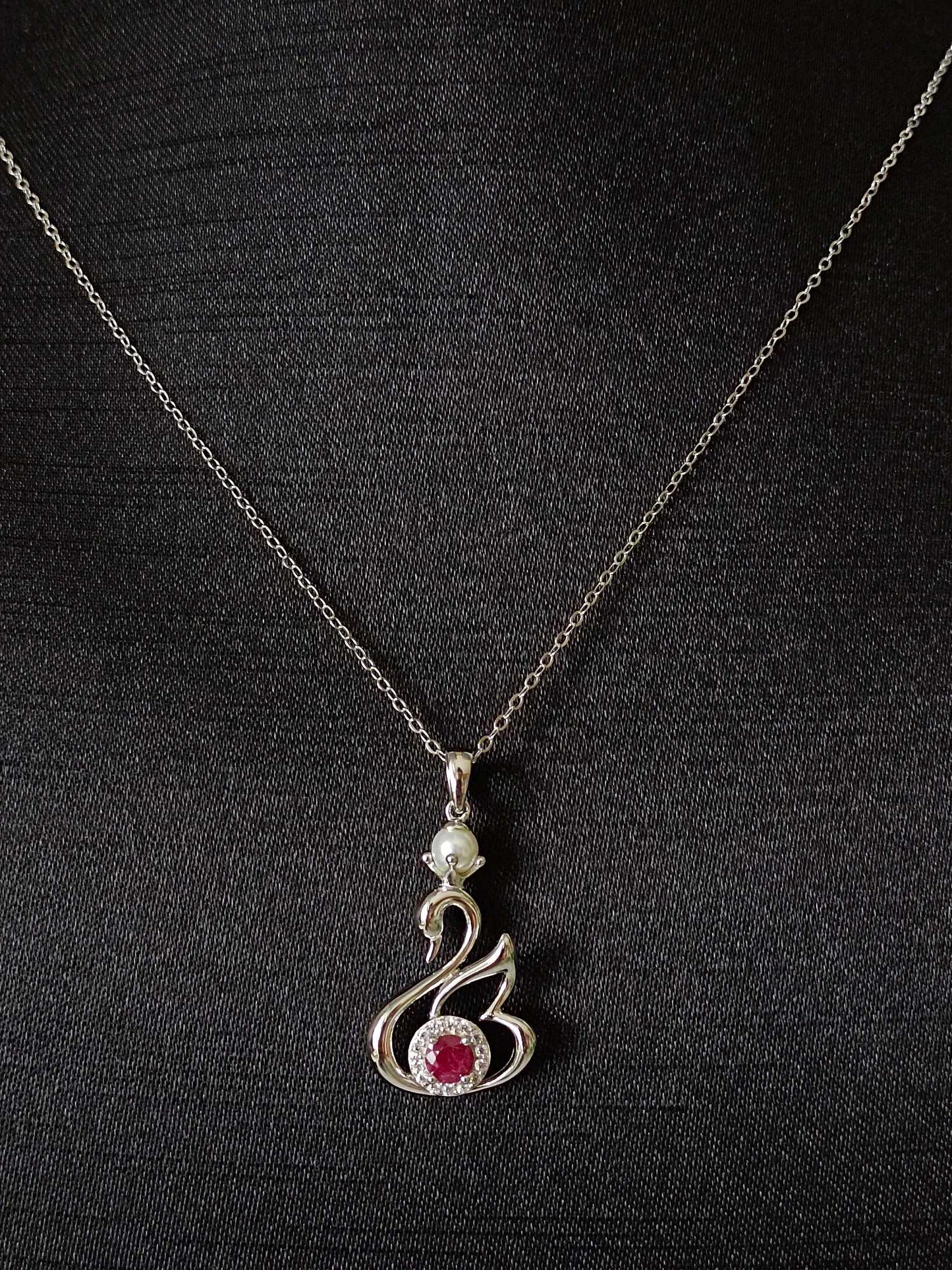 Elegante ciondolo a forma di cigno in argento sterling S925 con decorazioni di rubini - Gioielleria raffinata