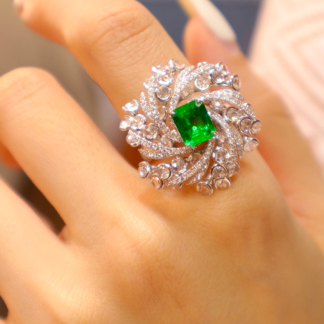 Emerald Ring with Exquisite Flower Design - Luxury Jewelry