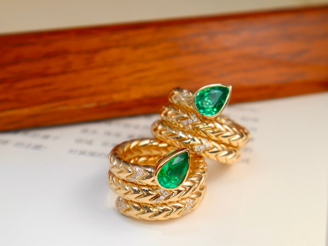 Emerald Snake Ring: A Symbol of Mystique and Fashion Jewelry