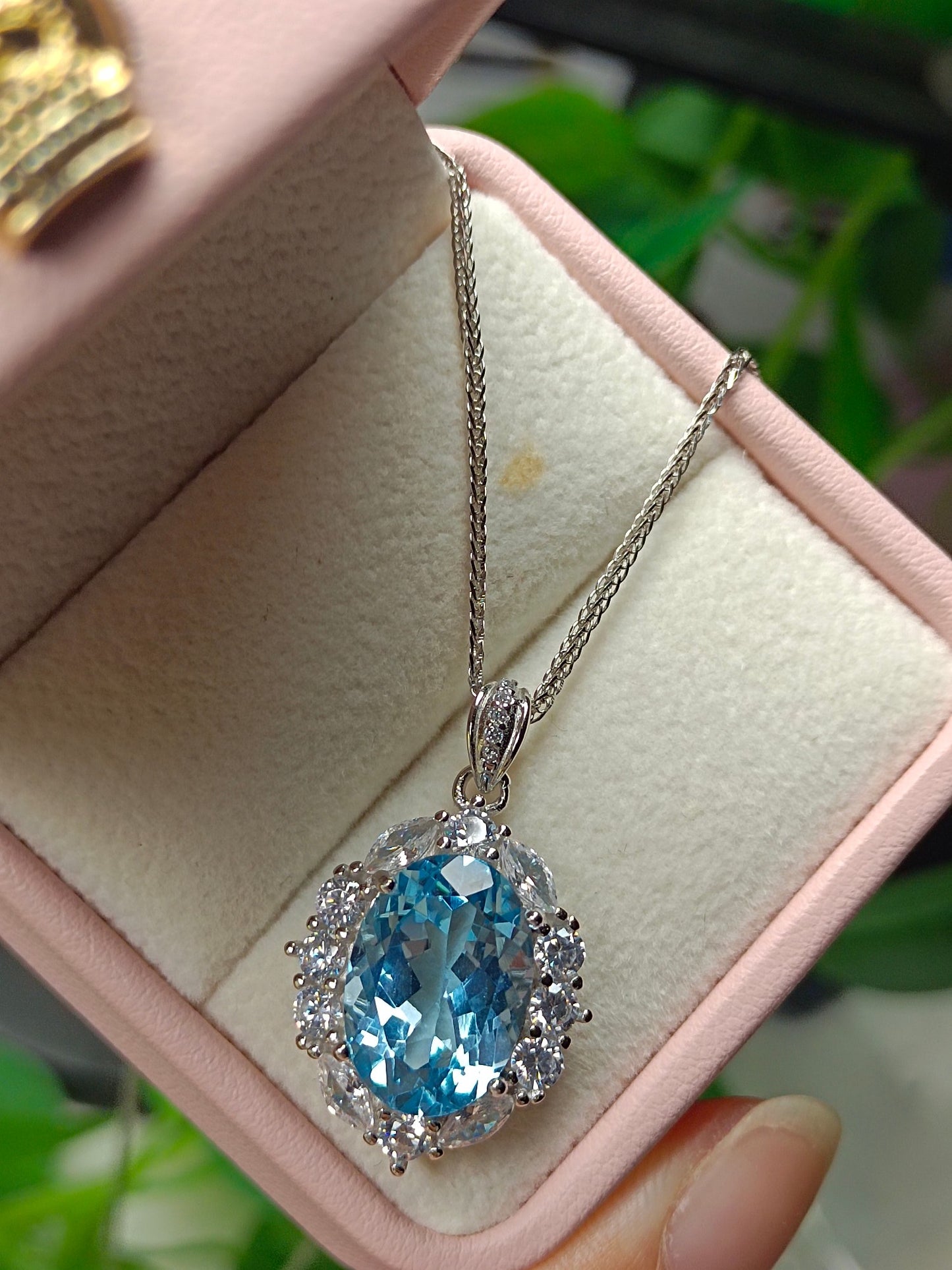 Luxurious Natural Topaz Pendant Jewelry - A Dazzling Display of Elegance