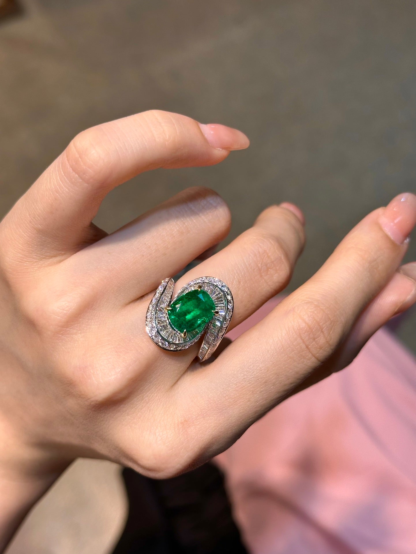 Luxurious Jewelry Piece: 2.115 Carat Diamond and 3.95 Carat Vivid Green Emerald Marvel