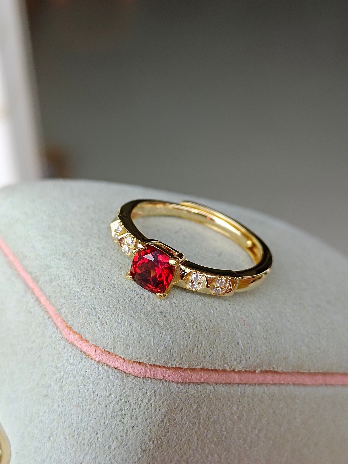 Cincin Batu Garnet Alam - Perhiasan Unik dan Elegan