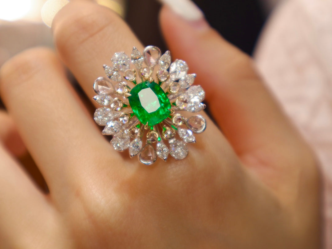 Emerald Ring - Exquisite Flower Design Jewelry